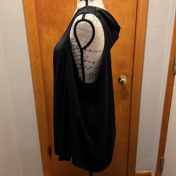 RMarks sleeveless shirt with cute opening and bow in the back - Picture 2 of 6